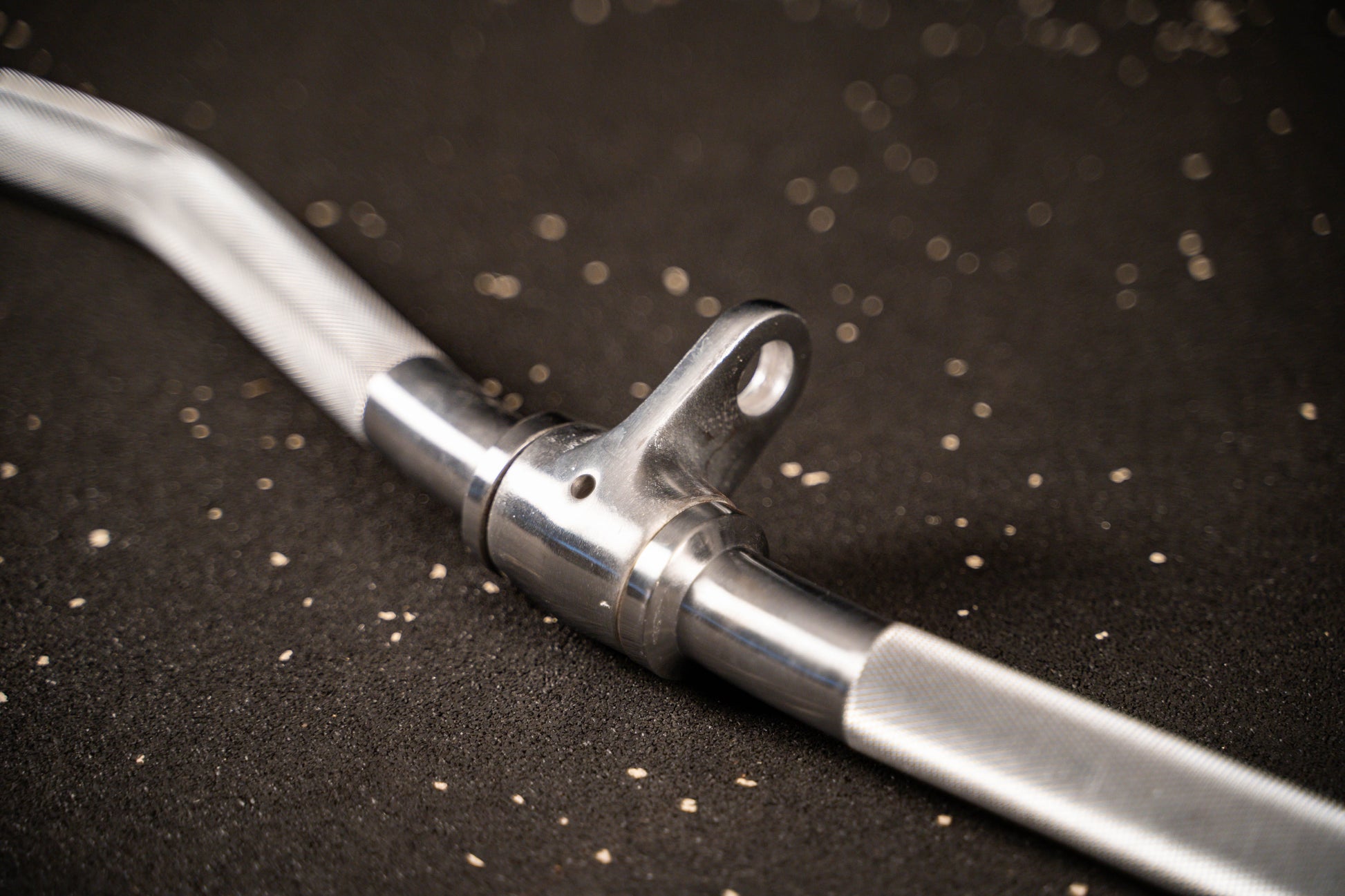 Multi-Grip Curl Bar mit Drehgelenk SQMIZE® V8 Series MC-420 www.simpleproducts.at 